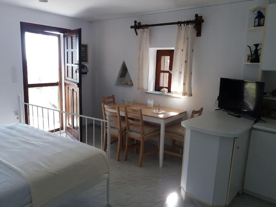 Grandpa Simos' Traditional Guest House Agios Romanos Bagian luar foto