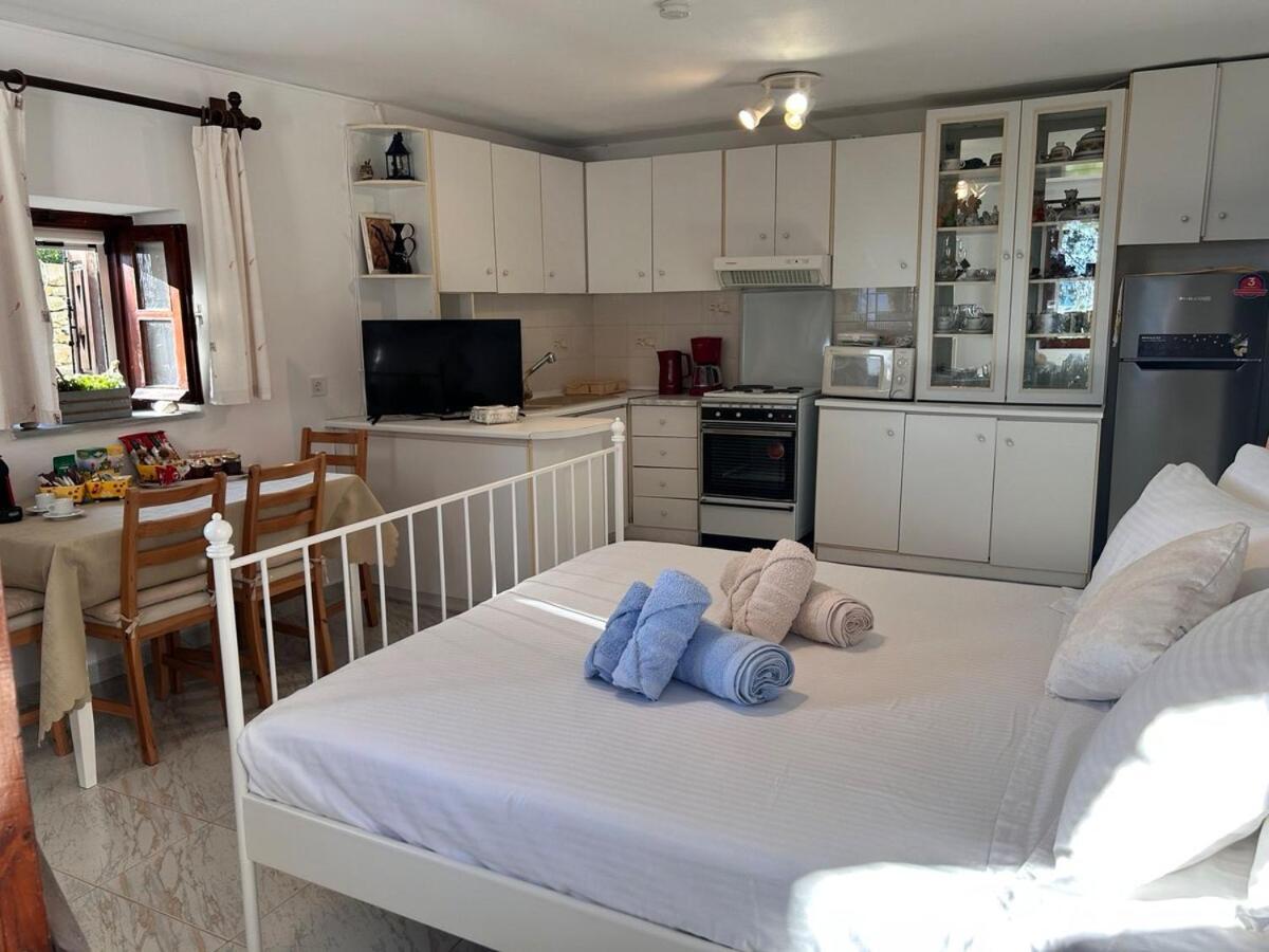 Grandpa Simos' Traditional Guest House Agios Romanos Bagian luar foto